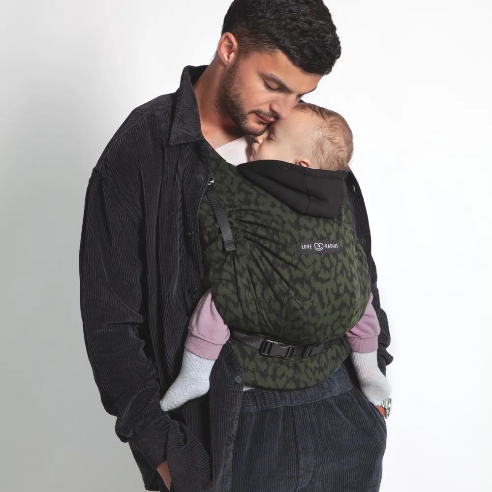 HoodieCarrier 2 Wild Camo - Porte-bébé physiologique 0-36M+ (Love Radius) – Image 3