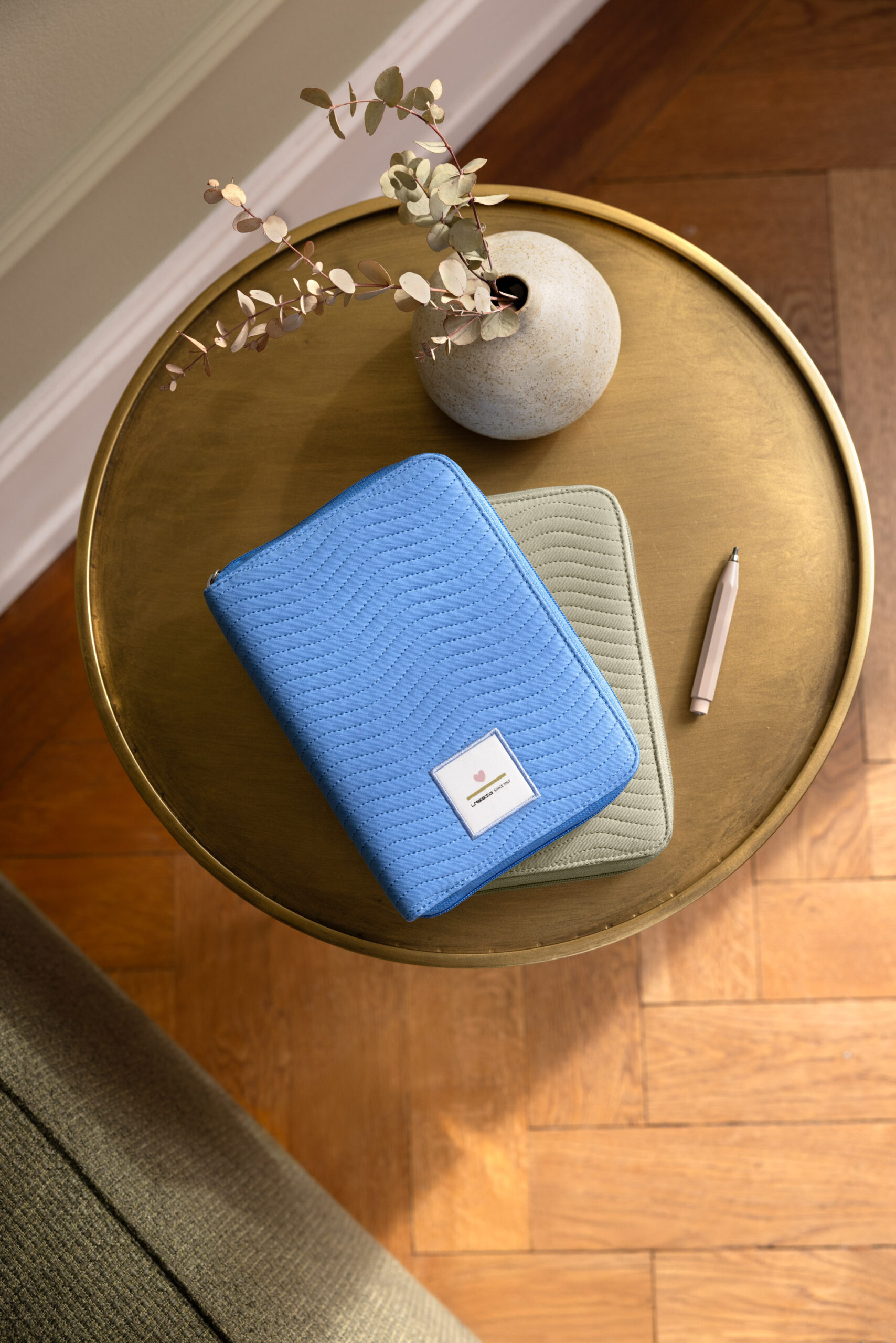 Pochette carnet de santé, bleu (Lassig)